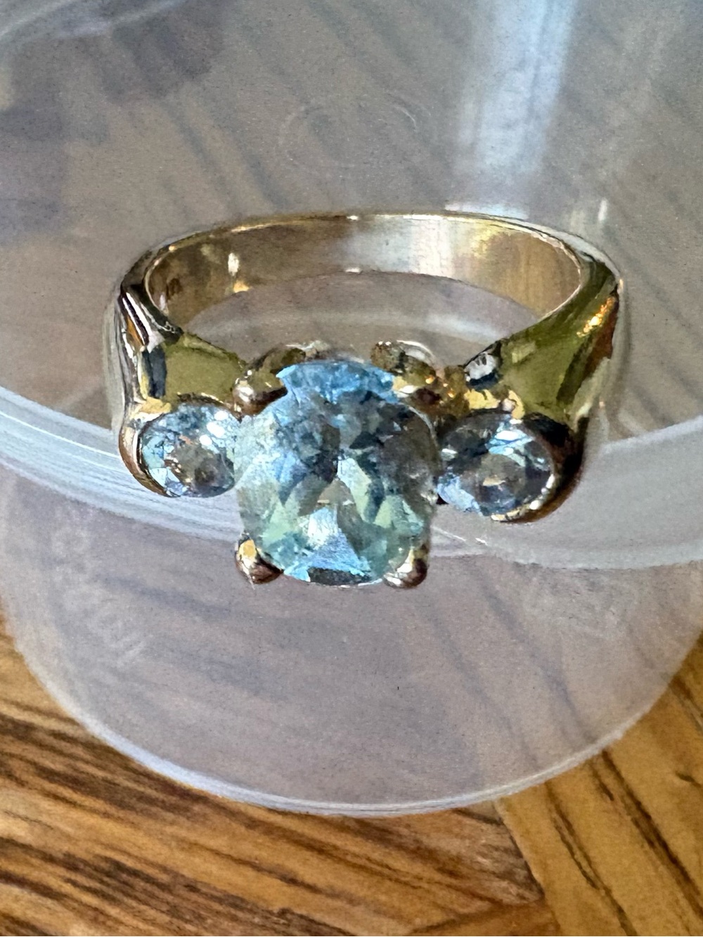 14K yellow gold genuine aquamarine ring size 6.75 high end